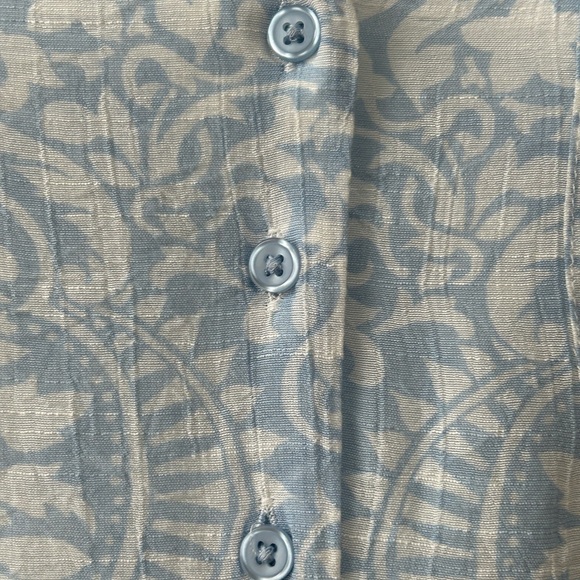 Fred David floral V NeckBlouse Top with 3 Button front pull over. - Picture 5 of 8